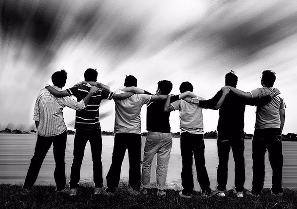 Một nghiên cứu cho thấy cả nam giới và phụ nữ có nhiều bạn bè cho đến năm 25 tuổi. Khi qua độ tuổi trên, số bạn bè của cả hai giới giảm dần.