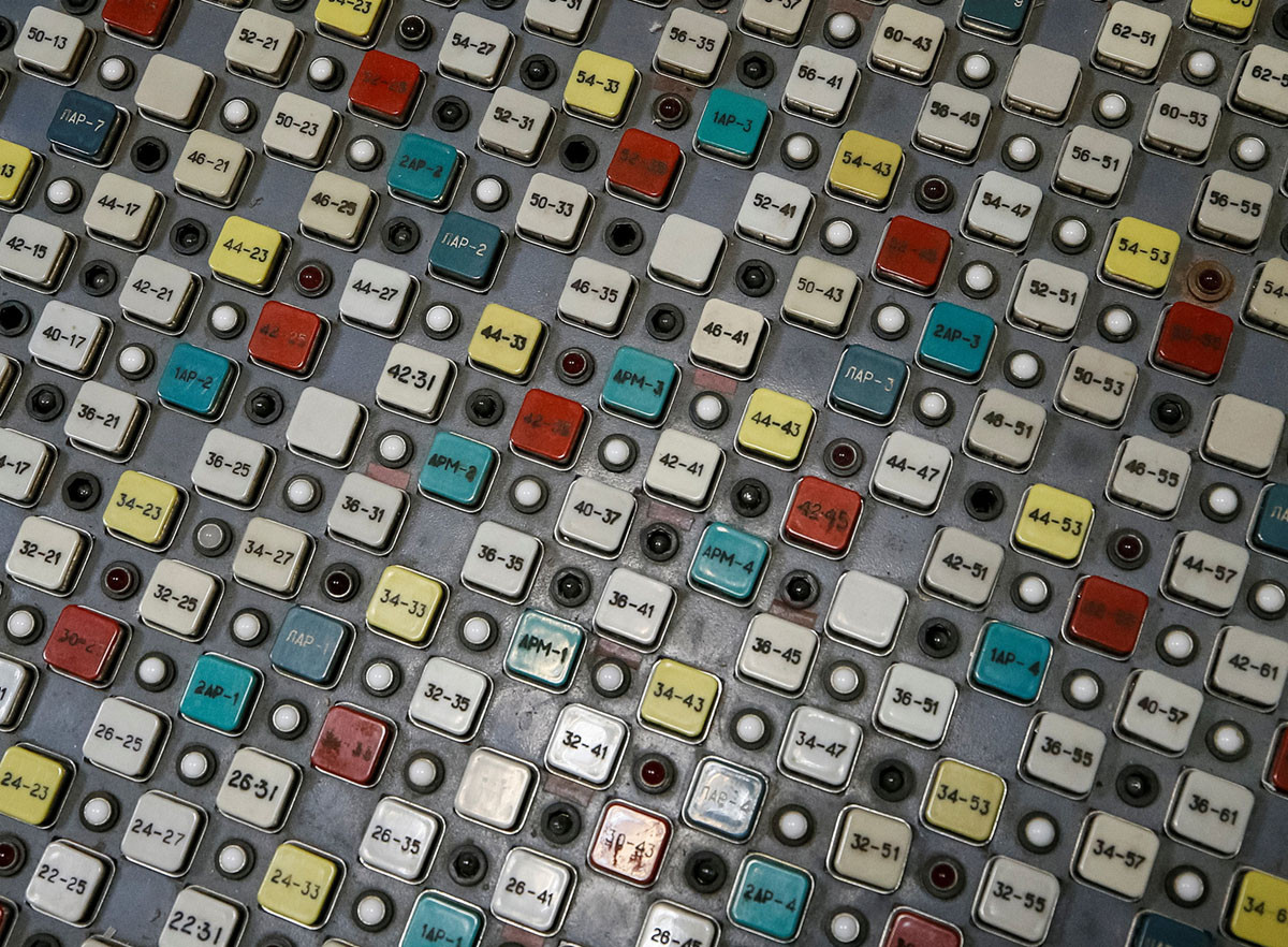 Bảng điều khiển bên trong phòng điều khiển của lò phản ứng số 3 tại nhà máy Chernobyl.