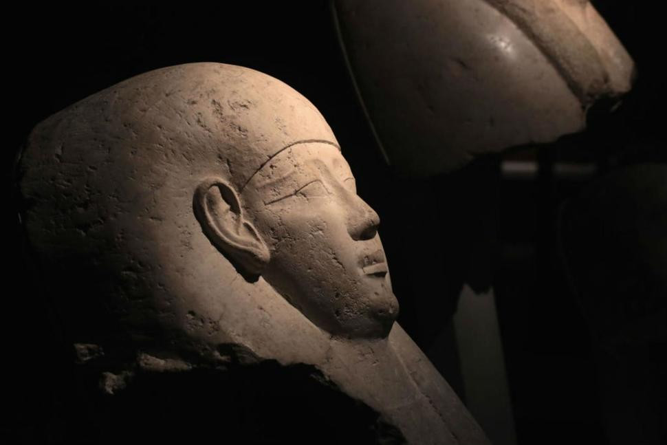 Điều đặc biệt là xác ướp được tìm thấy không ở trong tình trạng nguyên vẹn. Cụ thể, phần đầu của xác ướp được đặt bên trên quan tài.