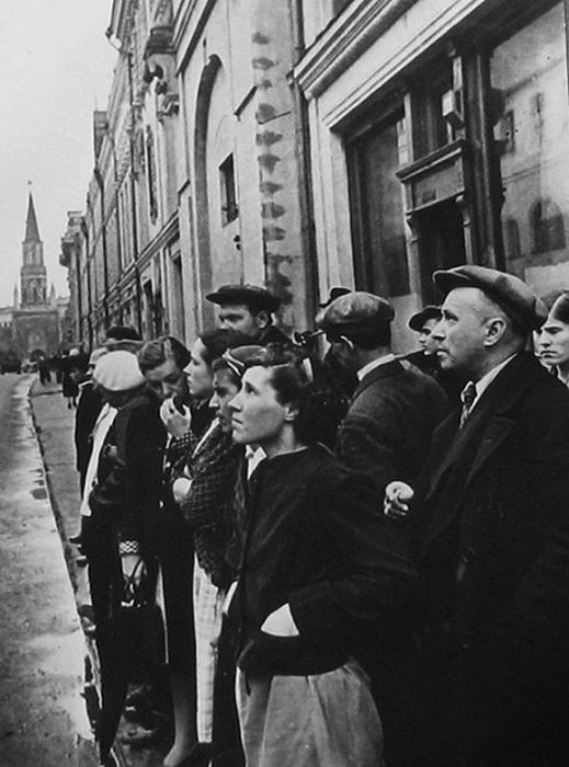 Người dân Liên Xô lắng nghe thông tin về cuộc xâm lược của Đức quốc xã qua hệ thống truyền thanh năm 1941.