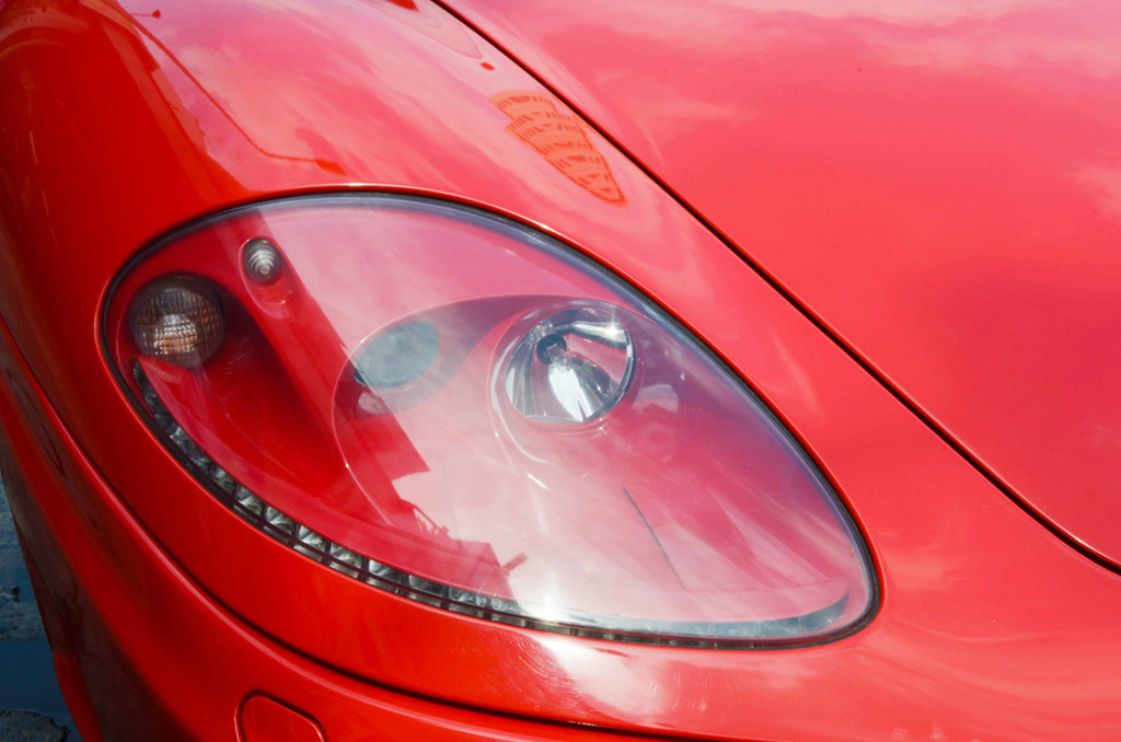 Đèn xe nguyên bản với cụm bóng halogen. Các chi tiết vẫn giữ nguyên chất lượng ban đầu. Tại Việt Nam, một chiếc F360 Spider khác được về đại gia ngành cafe Đặng Lê Nguyên Vũ bổ sung vào bộ sưu tập với decal trắng toàn xe.