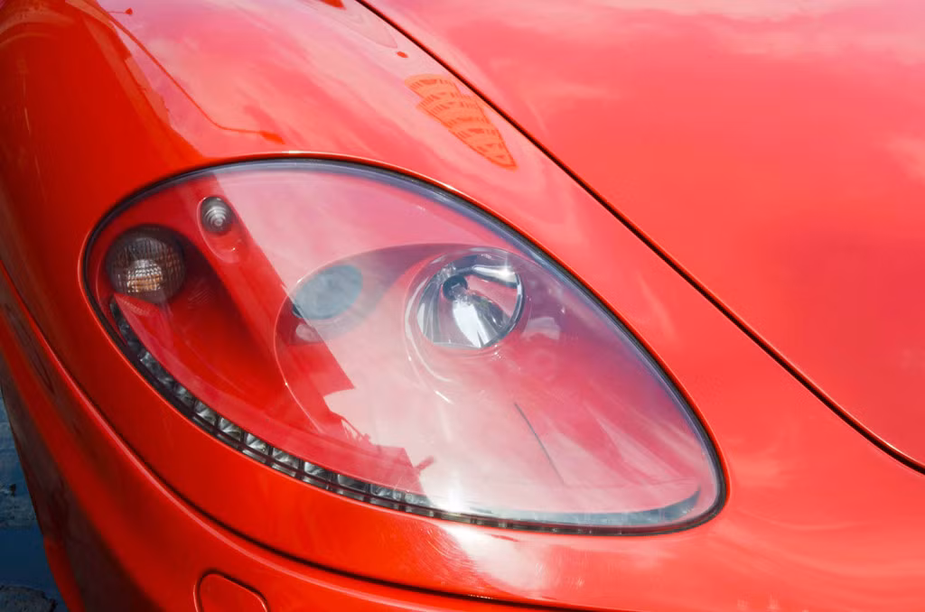 Đèn xe nguyên bản với cụm bóng halogen. Các chi tiết vẫn giữ nguyên chất lượng ban đầu. Tại Việt Nam, một chiếc F360 Spider khác được về đại gia ngành cafe Đặng Lê Nguyên Vũ bổ sung vào bộ sưu tập với decal trắng toàn xe.