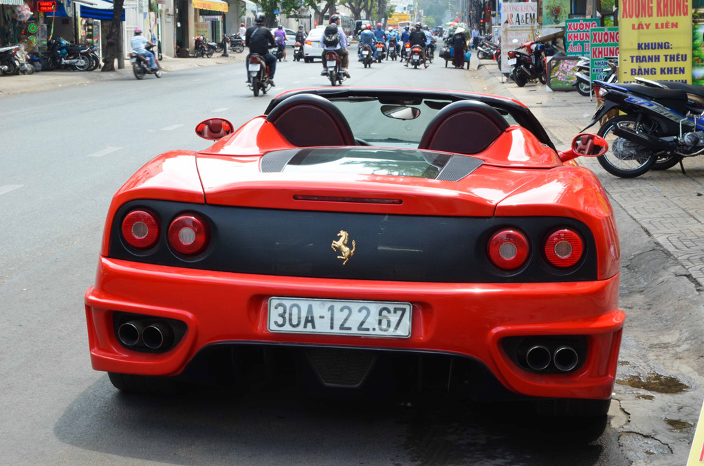 Ferrari 360 bị ngưng sản xuất để ra đời mẫu xe mới hơn là Ferrari F430 vào năm 2004 với những cải tiến mới hơn. F360 Spider mang trái tim động cơ V8 3,6 lít, công suất 400 mã lực, có khả năng tăng tốc 0-100 km/h trong khoảng 4,4 giây và có thể đạt vận tốc tối đa 288 km/h.
