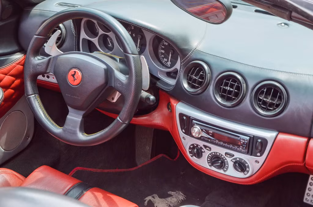 Nội thất bọc da, cụm đồng hồ kim hiển thị các thông số như tốc độ, vòng tua, nhiệt độ. Vô lăng 3 chấu thiết kế đơn giản có tích hợp lẫy số vào thời điểm đó là một bước đột phá trong thiết kế của Ferrari.