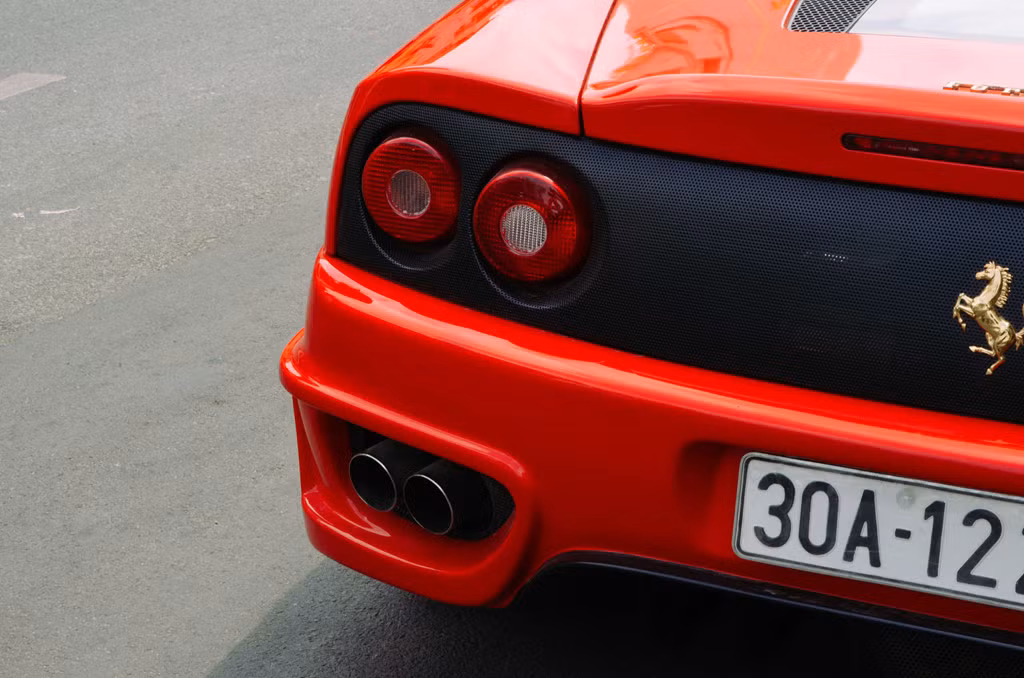 Cụm ống xả thay thế kích thước lớn hơn so với nguyên bản. Đèn hậu bóng halogen tách biệt, mang ngôn ngữ thiết kế của Ferrari tương tự trên đàn anh F430 hay F458.