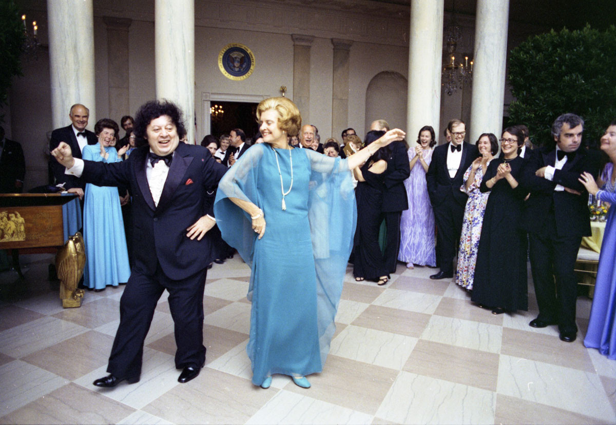 Đệ nhất Phu nhân Mỹ Betty Ford và diễn viên hài Marty Allen có màn khiêu vũ ấn tượng trong bữa tiệc tổ chức tại Nhà Trắng ngày 21/9/1976 khi Tổng thống và Đệ nhất Phu nhân Cộng hòa Liberia có chuyến thăm Mỹ.