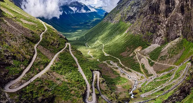 Trollstigen, Na Uy: Là một cung đường kéo dài 6.4 km khá hiểm trở với nhiều khúc uốn cong trên lung chứng núi, với những dốc nghiêng khiến du khách vô cùng hồi hộp khi đến thưởng thức cảnh đẹp Trollstigen.