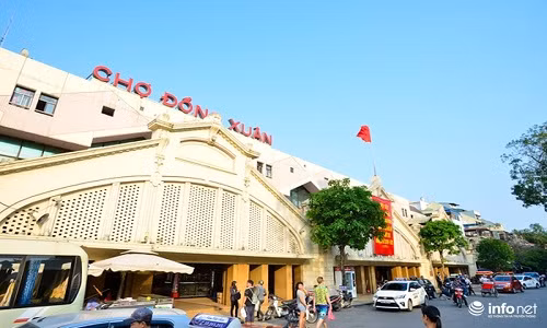 Ngày nay, chợ Đồng Xuân vẫn nằm ở khu trung tâm và vẫn giữ được nguyên vẹn đường nét cũng như lối kiến trúc từ thời Pháp.