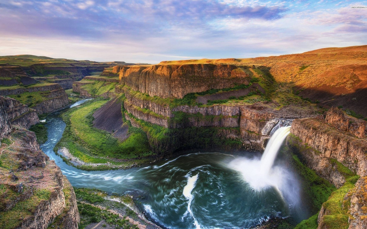 5. Thác Palouse - Washington: Thác Palouse - Washington nằm ở tiểu bang Palouse Falls rộng lớn. Thác được hình thành ở khe núi trên dòng sông cùng tên. Đến đây vào buổi chiều tà sẽ mang đến cho bạn một khung cảnh suốt đời khó quên.