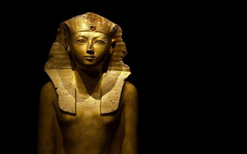 Sau khi chồng qua đời, Nữ hoàng Hatshepsut được phong làm nhiếp chính nhưng nhanh chóng chiếm đoạt ngôi vua từ người con nhỏ tuổi.