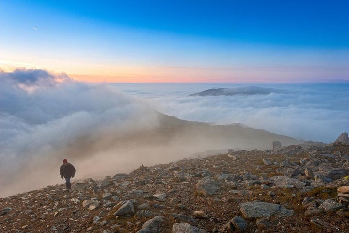 Vườn quốc gia Snowdonia, xứ Wales. Những vách đá lởm chởm của công viên Snowdonia có một màu xanh tươi lạ thường hệt như những khu rừng ở đây, cùng với rất nhiều vòm cây và mỏm đá phủ đầy rêu phong sẽ cho bạn cảm giác bạn như thấy Robin Hood nhảy ra ở đâu đó bất kì lúc nào.