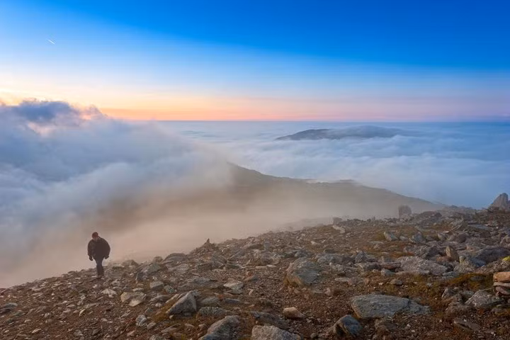 Vườn quốc gia Snowdonia, xứ Wales. Những vách đá lởm chởm của công viên Snowdonia có một màu xanh tươi lạ thường hệt như những khu rừng ở đây, cùng với rất nhiều vòm cây và mỏm đá phủ đầy rêu phong sẽ cho bạn cảm giác bạn như thấy Robin Hood nhảy ra ở đâu đó bất kì lúc nào.