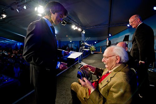 Kế đến, nhóm của ông Hulst sẽ đưa các em đến vùng nông thôn bằng những xe đạp. Tại đây, các em được sống những ngày tháng yên bình.