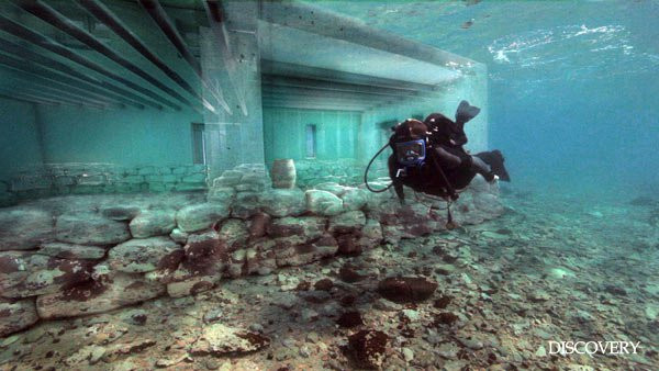 Ngày nay, du khách có thể lặn xuống và chiêm ngưỡng những ngôi nhà, những con đường, quảng trường và nghĩa trang còn khá nguyên vẹn của thành phố cổ xưa Pavlopetri.