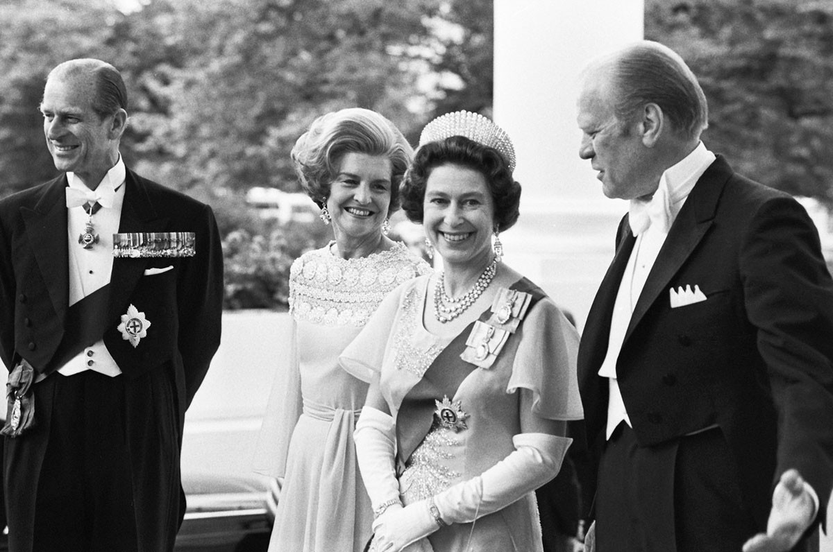Tổng thống Ford và phu nhân đi bên cạnh Nữ hoàng Elizabeth II, Hoàng thân Philip khi người đứng đầu Hoàng gia Anh có chuyến thăm Mỹ.