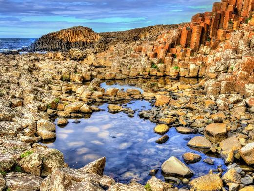 Tuy nhiên, kết quả nghiên cứu của các chuyên gia chỉ ra những khối đá bazan nổi tiếng thế giới này được tạo thành từ một vụ phun trào núi lửa khoảng 60 triệu năm trước trong kỷ Cổ Cận.