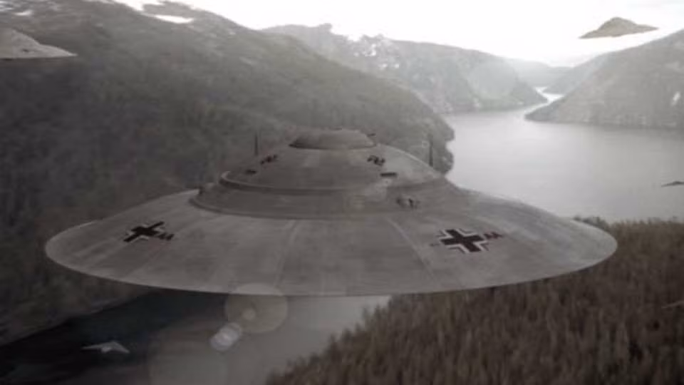 Một số chuyên gia còn suy đoán phát xít Đức đã xây dựng một cơ sở quân sự, có liên quan đến những vật thể bay không xác định ở Nam Cực. Trên vách của những căn cứ này, người ta còn phát hiện những đồ vật có in hình chữ thập.