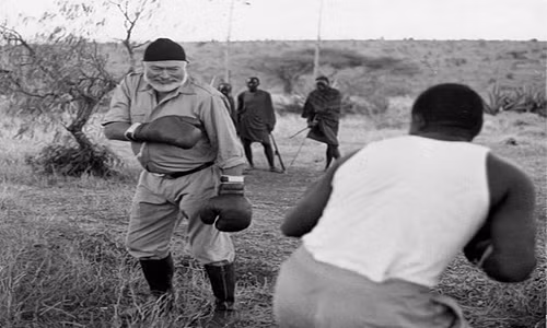 Nhà văn nổi tiếng thế giới Ernest Hemingway ở châu Phi.