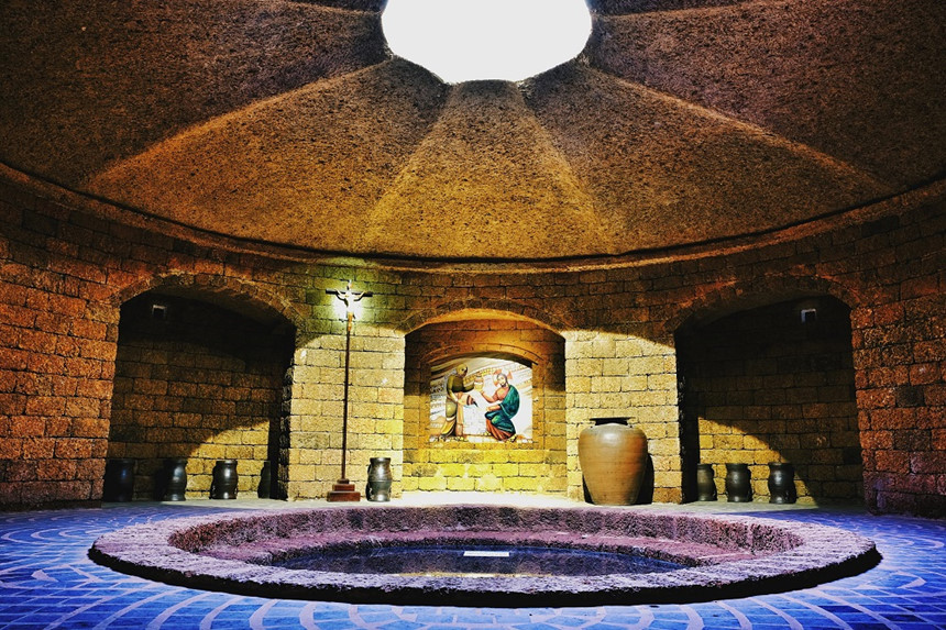 Ngày thường, Đan viện hạn chế khách du lịch nên các bạn sẽ không được vào tham quan.