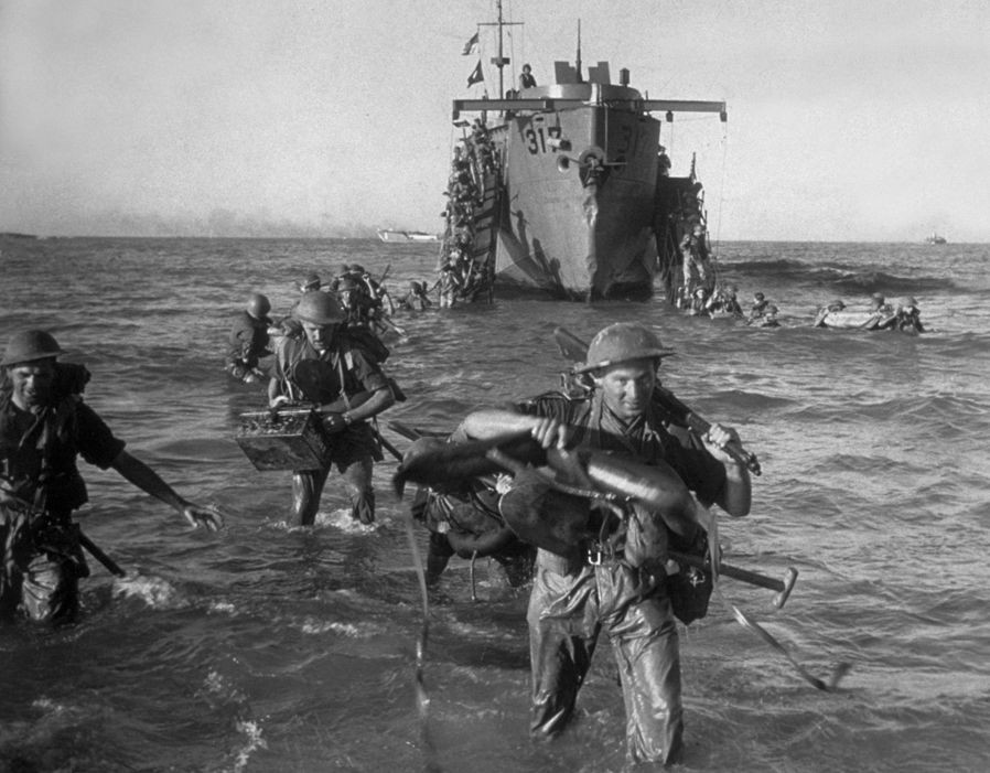 Vì vậy, quân đội của Hitler đã trở tay không kịp khi quân Đồng minh đổ bộ chiếm Đúng trong Chiến dịch Husky. Do bị mắc lừa nên quân đội của Hitler gặp tổn thất lớn khi mất quyền kiểm soát quần đảo này. Mời quý độc giả xem video: Tiếp tục truy tìm tội phạm chiến tranh thời phát xít Đức (nguồn: VTC14)