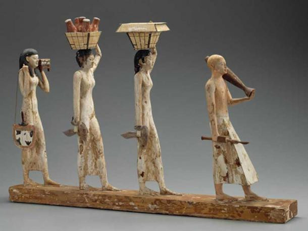 Theo các chuyên gia, phần đầu của xác ướp bị ngoại lực tác động trong quá trình ướp xác với vài chiếc xương đã bị lấy đi khỏi hàm và má, nhằm giúp cho người chết có thể ăn và uống trong cuộc sống mới ở thế giới bên kia.