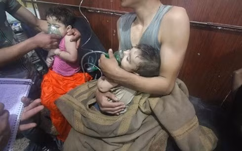 Gerhard Schrader cùng nhóm cộng sự cũng chính là những nạn nhân đầu tiên của chất độc Sarin khi tiếp xúc với nó nên bị mù lòa và thoái hóa cơ bắp.