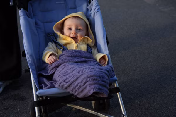 Người Na Uy cho con ngủ bên ngoài khi trời lạnh Thông thường, cha mẹ ở các nước Bắc Âu như Na Uy luôn khuyến khích sự tự lập của con và họ thậm chí có thể để con ăn, chơi hay ngủ ngoài trời, khi nhiệt độ rất lạnh. Mục đích của việc này là để con tiếp xúc với không khí thoáng đãng, dù trời lạnh hay nóng, giúp con tăng sức đề kháng và chống lại bệnh tật tốt hơn.