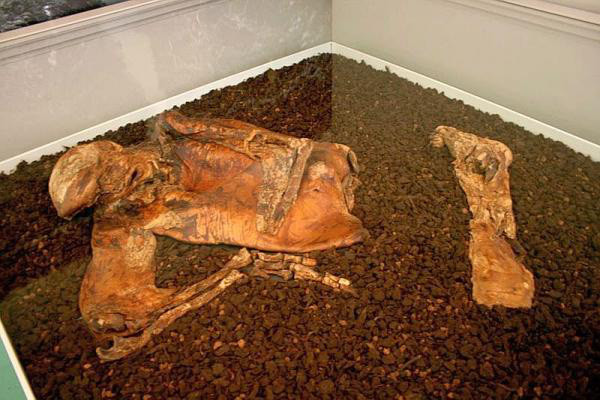 Xác ướp Lindow được các chuyên gia phát hiện trong một đầm lầy than bùn ở Lindow Moss, Cheshire, Anh. Theo các chuyên gia, xác ướp này thuộc về một người đàn ông trong độ tuổi 20.