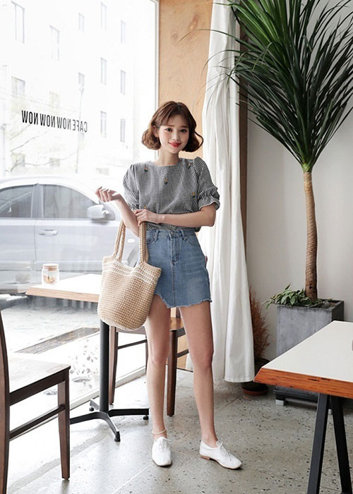 Combo sơ mi kẻ gingham mix cùng chân váy jeans và giày buộc dây tạo cho các cô nàng một diện mạo năng động xinh xắn bất ngờ.