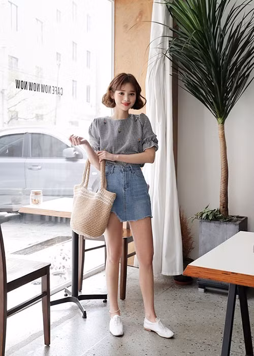 Combo sơ mi kẻ gingham mix cùng chân váy jeans và giày buộc dây tạo cho các cô nàng một diện mạo năng động xinh xắn bất ngờ.