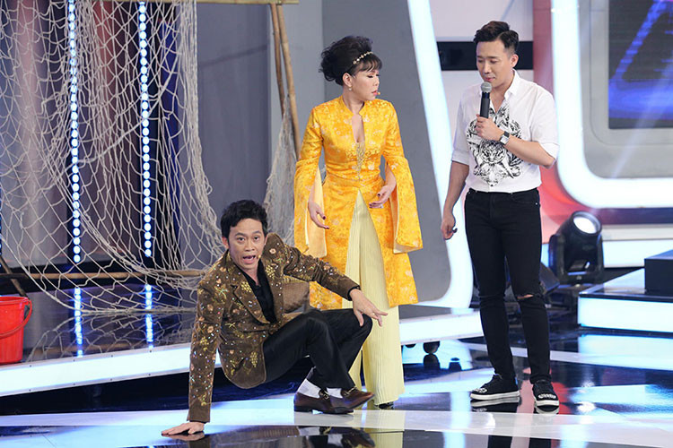 Hoài Linh - Việt Hương trở lại vai trò đội chủ nhà bên cạnh sự dẫn dắt của MC Trấn Thành trong "Người bí ẩn". Vợ chồng Sáu Bảnh đối đầu với đội khách Lê Giang và Hari Won. Tự nhận là “gia đình” nhưng các nghệ sĩ đều "chặt chém" để tìm ra tài nhân ẩn mình, giành lấy 50 triệu đồng.