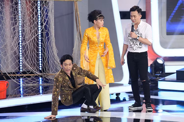  Hoài Linh - Việt Hương trở lại vai trò đội chủ nhà bên cạnh sự dẫn dắt của MC Trấn Thành trong "Người bí ẩn". Vợ chồng Sáu Bảnh đối đầu với đội khách Lê Giang và Hari Won. Tự nhận là “gia đình” nhưng các nghệ sĩ đều "chặt chém" để tìm ra tài nhân ẩn mình, giành lấy 50 triệu đồng.