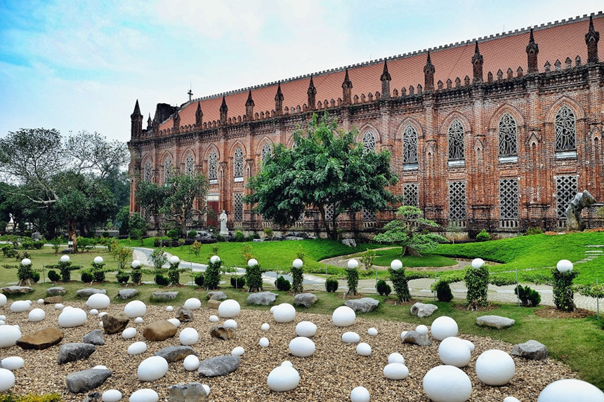 Vật liệu xây dựng chính là gạch đỏ không tô trát nên có một vẻ đẹp khác biệt, chân thật và ấm áp.