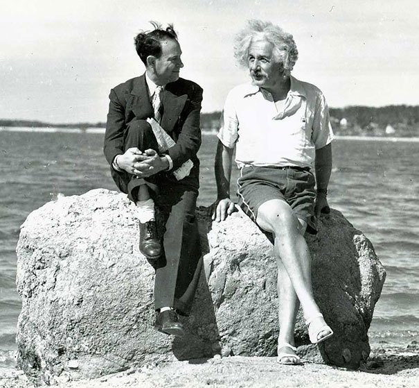 Albert Einstein nghỉ hè tại Nassau Point, Long Island năm 1939.
