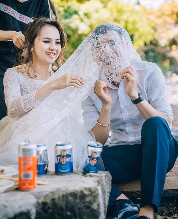 Yêu xa ngay cả khi về cùng một nhà, đó là chuyện tình dễ thương và cũng đầy thử thách của cặp đôi Đăk Lăk trong bộ ảnh cưới thực hiện có tên Nguyễn Hoàng Vũ (sinh năm 1990) và Phan Yến (sinh năm 1992).