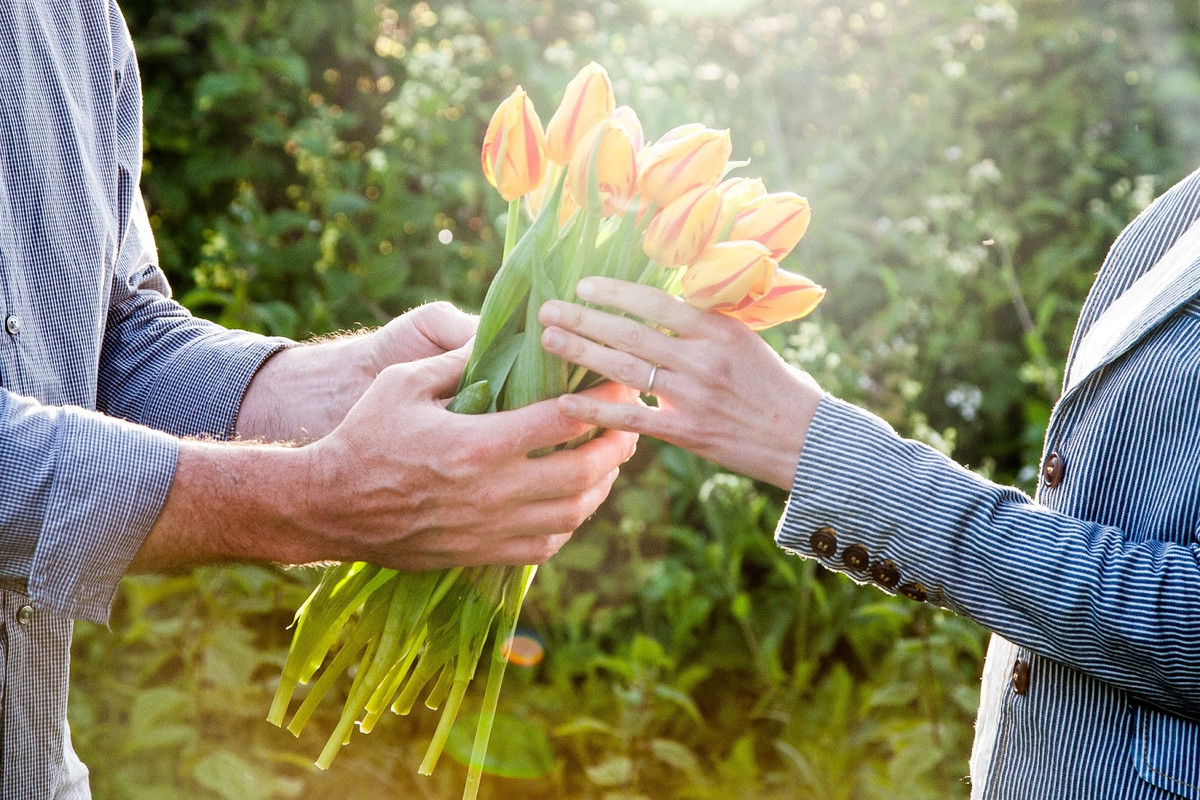 Điều này xuất phát từ quan niệm của người dân Nga: số chẵn là biểu tượng cho sự kết thúc một vòng đời - đó là cái chết. Ngược lại, số lẻ tượng trưng cho sự sống và nó như một bùa hộ mệnh, giúp con người chống lại điều ác hay linh hồn ma quỷ.