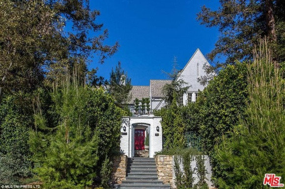 Căn nhà này được xây dựng vào năm 1926. Năm 2016, Moby tậu cơ ngơi rộng hơn 431m² này với giá 3,4 triệu USD và mất 2 năm sửa chữa.