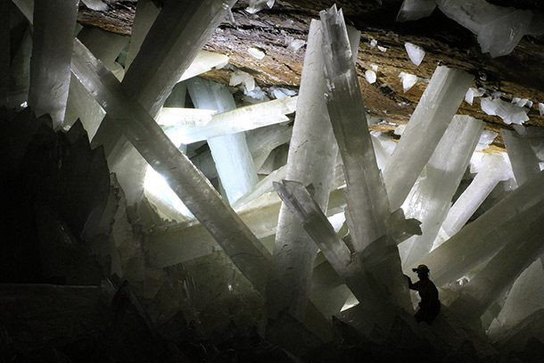 Cave Of Crystals là hang động có pha lê tự nhiên lớn nhất thế giới nằm ở Mexico. Kỳ quan thiên nhiên này gây chú ý với những rầm pha lê trong suốt cao 11m.