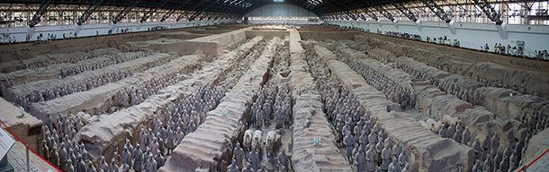 Vào tháng 3/1974, trong quá trình đào giếng, một nông dân ở khu vực chân núi Ly Sơn đã phát hiện ra dấu vết của hầm chứa đội quân đất nung được chôn để bảo vệ Tần Thủy Hoàng. Theo đó, lăng mộ Tần Thủy Hoàng được tìm thấy và trở thành một kỳ quan dưới lòng đất được nhiều người biết đến.