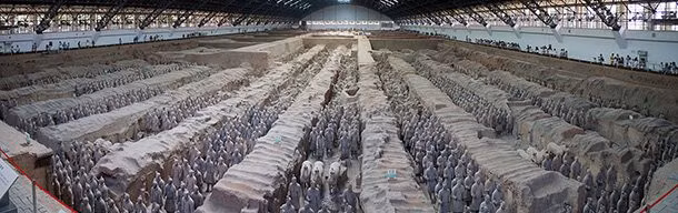 Vào tháng 3/1974, trong quá trình đào giếng, một nông dân ở khu vực chân núi Ly Sơn đã phát hiện ra dấu vết của hầm chứa đội quân đất nung được chôn để bảo vệ Tần Thủy Hoàng. Theo đó, lăng mộ Tần Thủy Hoàng được tìm thấy và trở thành một kỳ quan dưới lòng đất được nhiều người biết đến.