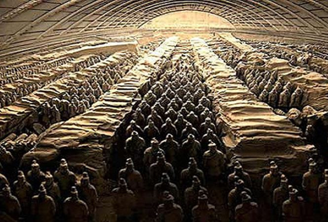 Ngoài tượng người, người ta còn tìm thấy các loại vũ khí được sử dụng dưới thời Tần Thủy Hoàng như cung, kích, giáo, mác, gươm bọc đồng, máy bắn tên tự động, máy bắn tầm gần, tầm xa...