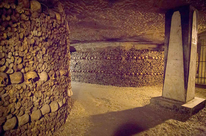 Hầm mộ nằm ở độ sâu 60m bên dưới quảng trường Denfert-Rochereau, quận 14 của thủ đô Paris hoa lệ. Những thi hài yên nghỉ tại đây đa số chết trong chiến tranh hoặc qua đời vì dịch bệnh.