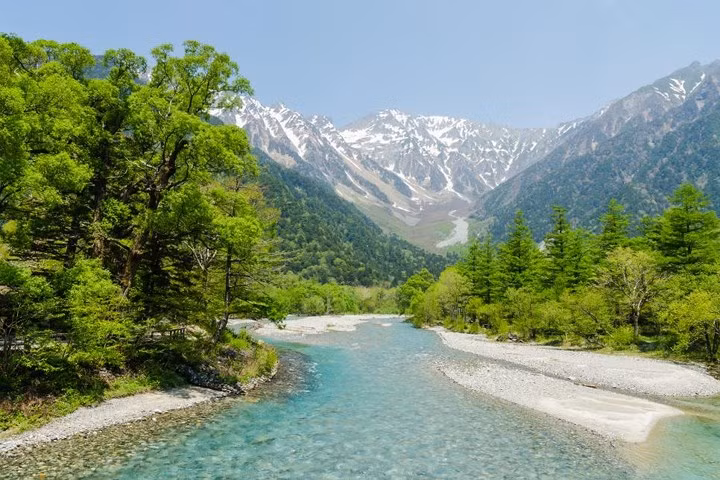 Vườn quốc gia Chubu Sangaku nằm tại trung tâm nước Nhật, bạn sẽ tìm thấy những gam màu sặc sỡ của mùa thu và các suối nước nóng dưới bóng của dãy Alps Nhật Bản, dãy núi cao nhất đất nước Mặt trời mọc. Bạn không thể tự lái xe vào công viên nhưng bạn có thể đón xe bus tại Kamikochi, khu nghỉ dưỡng của công viên và ngắm nhìn những ngọn núi trên cả chặng đường.