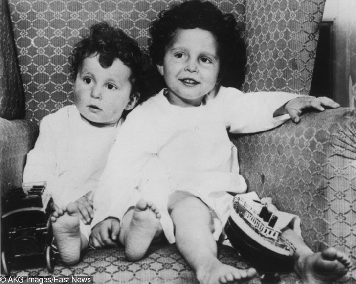 Hai anh em Michel Navratil (3 tuổi) và Edmond Navratil (2 tuổi) là hai trong số các nạn nhân may mắn sống sót trong vụ chìm tàu Titanic huyền thoại gây chấn động thế giới năm 1912.