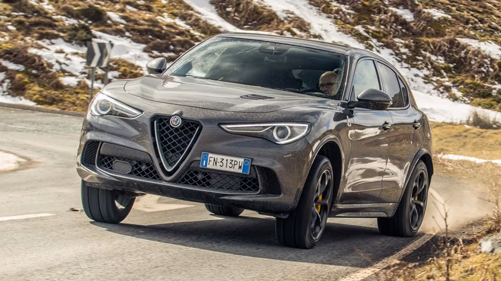 4. Alfa Romeo Stelvio Quadrifoglio: Chiếc SUV Alfa Romeo Stelvio Quadrifoglio chia sẻ khung gầm với mẫu saloon Giulia. Dưới nắp capo là khối động cơ V6 2.9 lít tăng áp, có đầu ra công suất 503 mã lực và 599,2 Nm mô-men xoắn. Khả năng tăng tốc 0-100 km/h trong 3,8 giây. Alfa Romeo Stelvio Quadrifoglio sẽ được bán vào tháng 9/2018 với mức giá 97.907 USD.