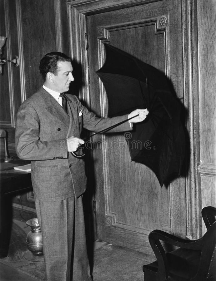 Ngay từ thời cổ đại, người Ai Cập quan niệm mở ô trong nhà sẽ khiến thần Mặt trời nổi giận và trừng phạt người đó.