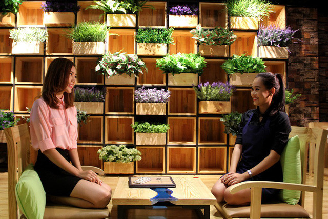 Ngoài bãi biển, quán cà phê Sài Gòn còn có phòng theo phong cách thiên nhiên cây xanh. Nền nhà được lót cỏ nhân tạo với những miếng đá hoa cương làm lối đi.