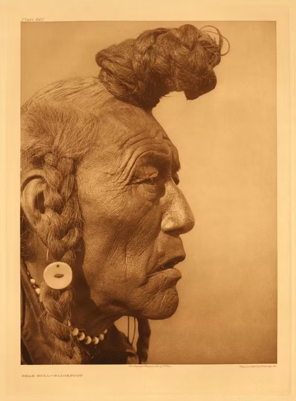 “Đừng vội vàng đánh giá hàng xóm của bạn chừng nào bạn chưa đi bằng đôi giày của họ suốt 2 con trăng”, bộ lạc da đỏ Cheyenne.