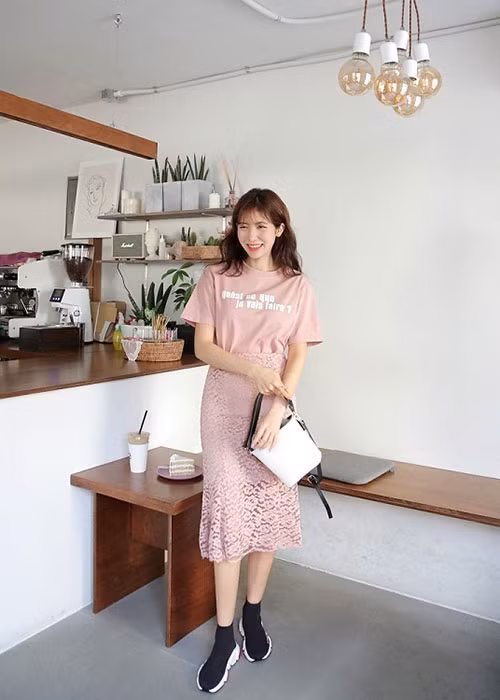 Một cây đồ hoàn toàn ngẫu hứng được tạo nên nhờ những items cũng khá đơn giản. Chỉ cần phối đồ áo phông với gam hồng pastel dịu dàng cùng chân váy ren ton sur ton và giày thể thao là bạn gái đã có ngay một bộ trang phục vừa trẻ trung lại vừa nữ tính xuống phố rồi.