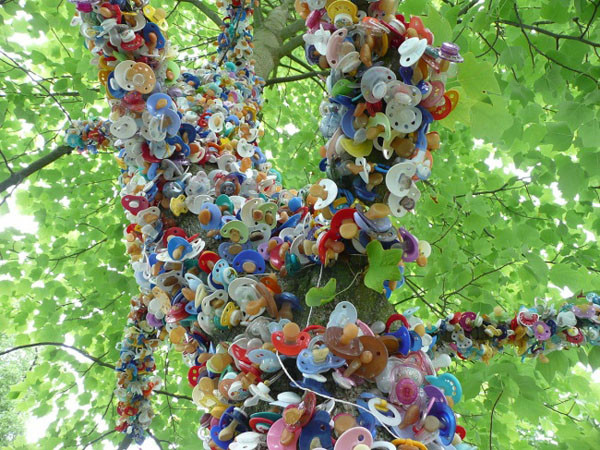 Người Đan Mạch treo núm vú giả lên cây Ở Đan Mạch, khi trẻ nhỏ bước sang tuổi thứ 3 và cai sữa thì cha mẹ sẽ treo núm vú giả con từng dùng lên một chiếc cây để tạm biệt quãng thời gian bú sữa của trẻ.